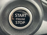 インテリジェントキーのプッシュスタートスイッチです。エンジンの始動はブレーキペダルを踏みながらこのスイッチを押すだけで始動できます