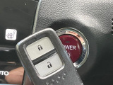【Hondaスマートキー】カバンやポケットに入れたままでもドアの施錠・解錠が可能なスマートキーを装備。エンジンのオン・オフ時もカギを取り出す必要が無いからとっても便利です♪