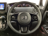 ハンドルにHondaセンシング系のクルーズコントロールやレーンキープアシストなどのスイッチと、オーディオの操作スイッチが装備されています。ハンドルから手を離さず安全に操作できます。