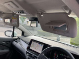 日差しを遮るためのもので、自動車のフロントガラス上部に取り付けらています。エチケットミラーも装備