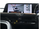 サイドクリアランスビュー表示中に、旋回時の運転操作に合わせて自動で車両を斜め後方から見たような映像を表示。