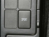 アクセル操作に対し、優れたレスポンスをもたらすスポーツモードスイッチがついています。