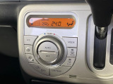 【オートエアコン】一度お好みの温度に設定すれば、車内の温度を検知し風量や温度を自動で調整。暑い&hellip;寒い&hellip;と何度もスイッチ操作をする必要はありません。快適な車内空間には必須の機能ですね♪