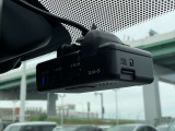 ドライブレコーダーは運転時はもちろんのこと、駐車場内でスイッチを切っている時でも当たった振動を元に電源が自動で入るので車から離れていても安心。