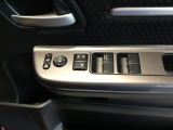 電動格納式リモコンドアミラーと、パワーウィンドウスイッチ等は運転席ドアにあります。