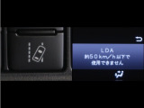 レーンディパーチャーアラートとは車線、又は走路からの逸脱の可能性をブザーにて警告します。