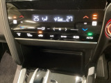 プラズマクラスター付き・オートエアコンがついてます。左右独立で温度設定のできるデュアルオートエアコンです。パネル内のシートヒータースイッチは前席の左右別々に2段階で温度設定ができます。