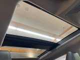【大型サンルーフ】車内の解放感が一気に上がる大型のパノラマルーフ!季節を問わず開放的で快適なドライブをお楽しみいただけます。流通量も少なく希少価値の高い人気の装備です♪