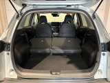 後席を折りたたむととても広い荷室になります。荷物もしっかり積み込めます!