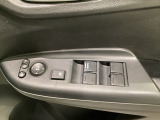 ハンドルの右側に電動格納付きパワーミラーの操作スイッチがついています。左右のサイドミラーの角度調節も微調整ができて便利です。パワーウインドウは運転席でドア4枚とも上下の操作ができるようになっています。