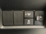ハンドルの右側にはヘッドライトレベライザーとVSA(ABS+TCS+横滑り抑制)の解除スイッチがついています。ヘッドライトレベライザーは道路状況や積荷の加重に応じてライトの高さを調節できます。