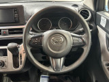 インテリアに合わせたデザインのステアリングは、運転される方のことも考え、運転しやすい形状、大きさです。是非一度、実際に触ってお確かめください。