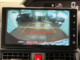 【バックカメラ】 駐車時に車両後方の様子を見ることができるので、運転の不安を軽くします。