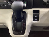 CVT車のセレクトレバーです。低速から高速まで、変速ショックのないスムーズな走りと、エンジン効率のよい領域を維持して燃費にも貢献します。サイドブレーキはスイッチ操作の電子制御パーキングブレーキです。