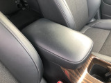 【アームレスト】運転時の疲労軽減にもなるアームレストがついています!