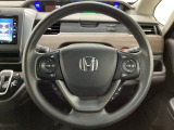 ハンドルにHondaセンシング系のクルーズコントロールやレーンキープアシストなどのスイッチと、オーディオの操作スイッチが装備されています。ハンドルから手を離さず安全に操作できます。
