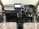 車内は光触媒抗菌消臭施工済です。スタイリッシュなデザインで暖かみのあるインパネ周りを演出します。グローブボックスやカップホルダーのほかにトレーなどたくさんの収納スペースが装備されています。