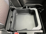 助手席下は取り外し可能な【シートアンダーボックス】付★メンテナンス用品やアウトドアギアなどの収納に♪
