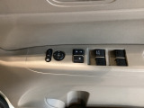 電動格納式リモコンドアミラーと、パワーウィンドウスイッチ等は運転席ドアにあります。