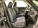 女性でも運転がしやすいように、シートの高さ調整機能(シートリフター)がついています。広い足元にゆったり座れるシートには肘掛も装備しており長距離の運転でも疲れにくいシートです。