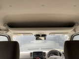 オーバーヘッドシェルフです。ルーフがハイルーフタイプなので、運転席・助手席の上にも、収納することが出来ます。