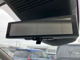 スマートルームミラー◆積載物などで、さえぎられがちなルームミラーの後方視界。車内状況に関わらず車両後方にあるカメラの映像をルームミラーに映し出します!もちろん夜や悪天降雨でもクリアな後方視界を確保!