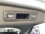 ハンズフリーアクセスパワーテールゲートは、足先をかざすだけで開閉でき、荷物で手がふさがっている時も便利。予約クローズ機能により、離れると自動で閉まるため、積み込み後もスムーズに移動できます。