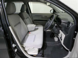 高いホールド性で運転姿勢が安定します。長距離ドライブでも疲れにくいのが魅力です。快適なドライビングライフをお送りください♪