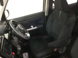 高いホールド性で運転姿勢が安定します。長距離ドライブでも疲れにくいのが魅力です。快適なドライビングライフをお送りください♪