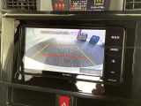 リバースギアに入れるだけで後方の表示へ切り替わります。夜間や雨の日の駐車も楽になりますよ。