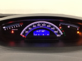 スピードメーターを大きく配した見やすいメーター部になっています。中央のインフォメーション画面でオドメーターや燃費などの情報を確認できます。