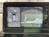 アラウンドビューモニターです。4つのカメラからの映像を合成・処理することで空から見下ろすような視点で周囲を確認でき、駐車時のクルマの位置確認がスムーズになります。