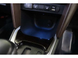 通信/給電用と、給電用USBポートが装備されています。車内にあると便利なアイテムのひとつですね!充電中のスマホなどの置き場に便利なLEDアビエント照明付コンソールボックスも備えています。