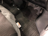 嬉しい純正フロアマット付き♪ 状態も良好です(^^♪