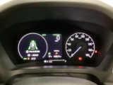 ハイブリット車専用のメーターです。右側の大型スピードメーターに加え、ステアリングスイッチを使って左のマルチインフォメーション・ディスプレイで燃費や動力伝達などの情報が見れるようになっています。
