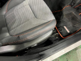 痛みの出やすい運転席シートの角、フロアマット、座面、ともに良好です