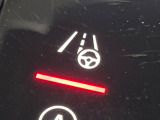 ●レーンキーピングアシスト:走行車線の逸脱を教えてくれる機能。走行時に、クルマが車線から外れていることをカメラが検知すると、ステアリングを微振動させてドライバーに警告します。