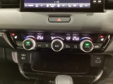 オートエアコンがついてます。左右独立で温度設定のできるデュアルオートエアコンです。パネル内のシートヒータースイッチは前席の左右別々に2段階で温度設定ができます。