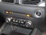 運転席と助手席で設定温度を変更出来るデュアルオートエアコンを装備しています。四季を通じて快適なドライブを楽しめます。スイッチ類の高い質感も必見です。また、冬場に嬉しいシートヒーターも装着です★☆★☆