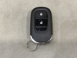 リモコンエンジンスターターを装備しています。操作キーはスマートキーも兼用しており、鍵を差し込むことなくドアロックの開け閉めと、スタートボタン操作でのエンジンスタートができます。