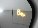 隣車線を走る車両をレーダーで検知し、ドアミラーでは確認しにくい後側方エリアに存在する車両に加え、急接近してくる車両も検知します。車両を検知するとドアミラーに搭載されたLEDインジケーターが点灯します。