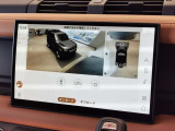 【3Dサラウンドカメラ(360&deg;カメラ)】全方位の死角となる部分や発進時・駐車時・細い路地からの運転などカメラを通してモニターで確認することが可能です。