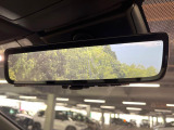 【デジタルインナーミラー】後席の大きな荷物や同乗者で後方が確認しづらい時でも安心!カメラが撮影した車両後方の映像をルームミラー内に表示。クリアな視界で状況の確認が可能です!