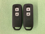 スマートキーを装備しています。鍵を差し込むことなくドアロックの開け閉めと、スタートボタン操作でのエンジンスタートができます。スペアキーも同じものを用意しております。