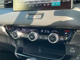 オートエアコンは左右席で独立温度コントロールが可能です。シートヒーター付きで、冷えた車内でもスイッチを押せば数秒で座面と背もたれがあたたかくなります。
