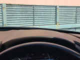 運転視界の遠方上方に虚像を投影することで前を見ながら情報の視認ができます。本当にドライバーが必要な情報を適切に伝え、楽しんで頂くことを考えた新世代装備です。※虚像は2.6m前方に浮かぶイメージです。