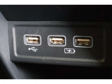 USBソケットがついていますのでコードを繋げばスマートフォンなどの充電が出来ます!オーディオソース USB 対応しております。