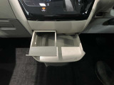 ミニテーブルとしてもカップホルダーとしても使用できる2WEY仕様です!使用しないときは収納できるのでスマートな車内空間を維持できます♪