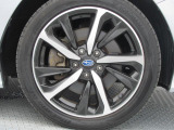 純正18インチアルミホイール。 タイヤサイズは225/45R18