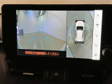 【パノラミックビューモニター】映像で、見づらい車両周辺の確認をアシスト。クルマを真上から見ているような映像を表示。 運転席から確認しにくい車両周囲の状況を把握。